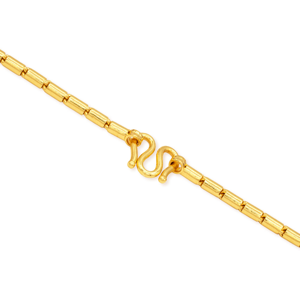 m clasp of barrel link chain on a white background