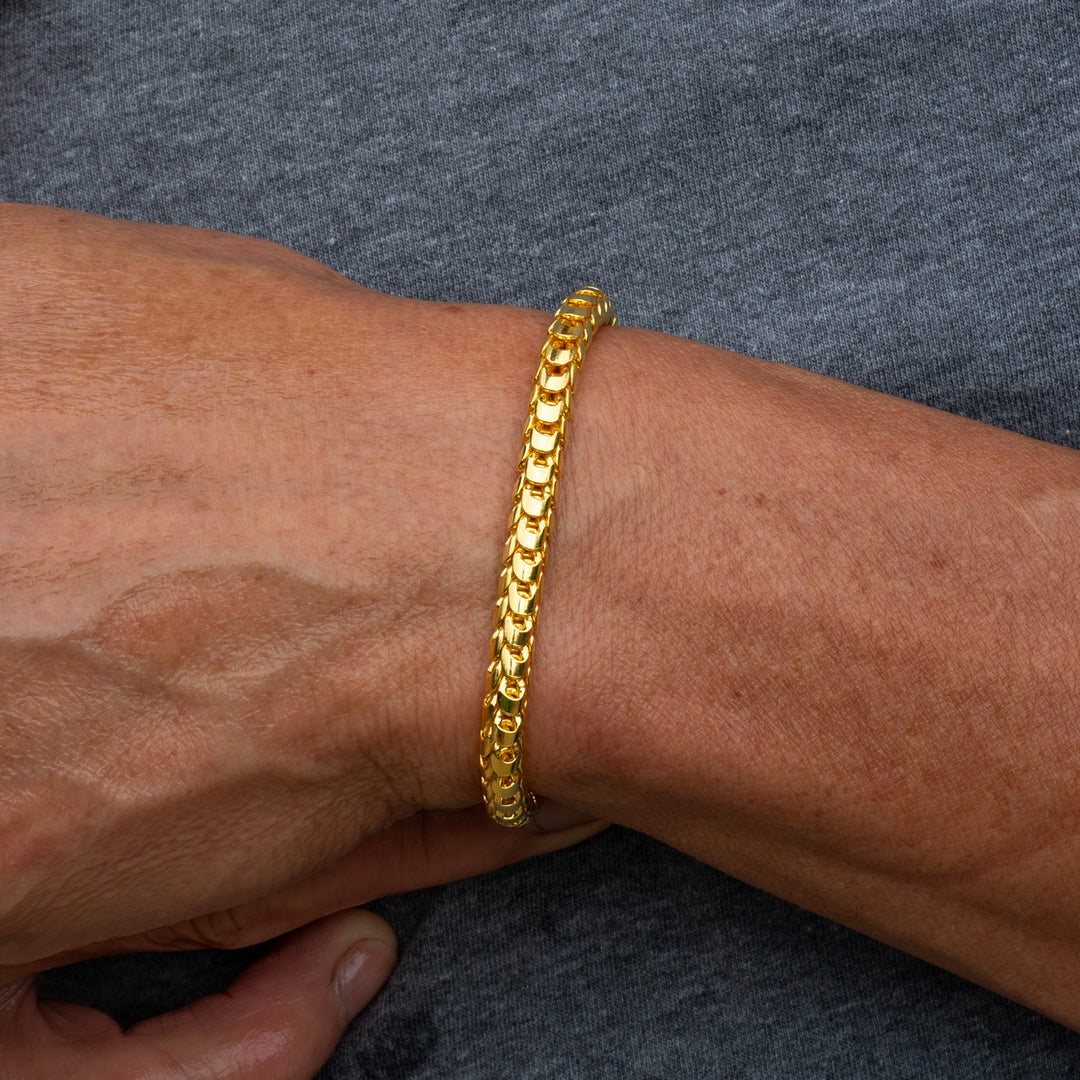 Man wearing 24k gold franco bracelet on wrist