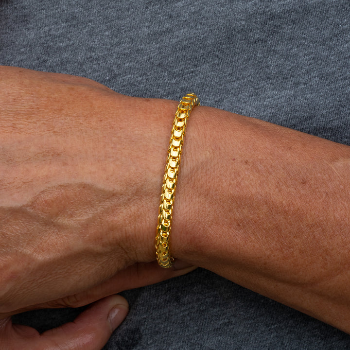 Man wearing 24k gold franco bracelet on wrist